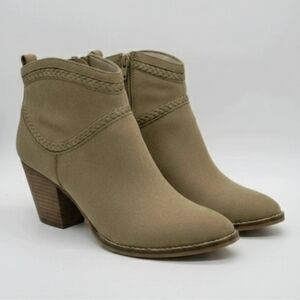 DV8 Women's Booties Size 8 Suede Olive Color Block Heels NWOB Comfort